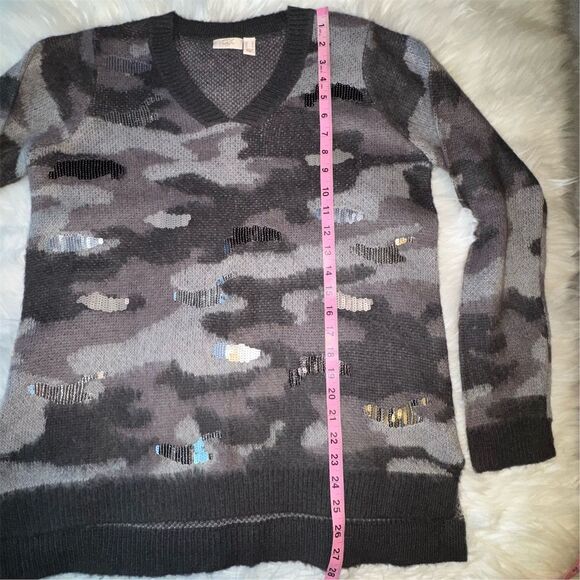 LOGO Lavish Lori Goldstein Womens Gray Camo V-Neck Sweater Sequin Accents Size S - Picture 12 of 13